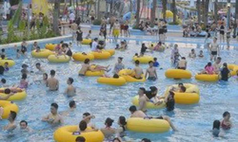 Hà Nội: Công viên nước Hồ Tây đông nghịt người ngày nắng nóng 40 độ C