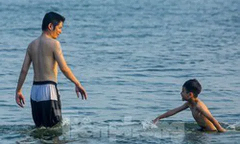 Nắng nóng oi bức, người Hà Nội 'biến' hồ Tây thành bể bơi giải nhiệt bất chấp lệnh cấm