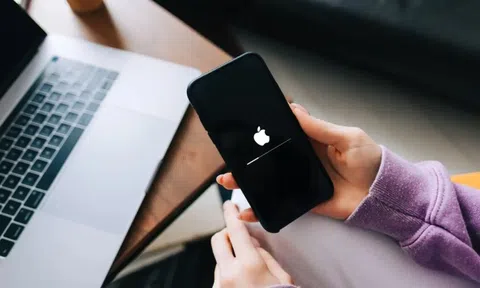 Vì sao iPhone, iPad đồng loạt báo có bản cập nhật lạ