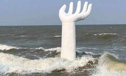 Hình ảnh bất ngờ về những bàn tay khổng lồ ở biển Thanh Hóa khi thủy triều lên cao