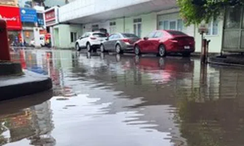 Nhiều tuyến phố ở Hà Nội lại ngập sau cơn mưa lớn đầu mùa