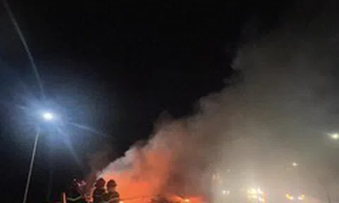 Container bất ngờ bốc cháy dữ dội trên quốc lộ 1A