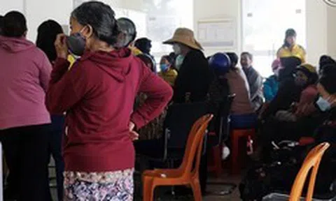 Người dân ồ ạt rút tiền gửi tiết kiệm tại một bưu điện huyện ở Quảng Bình