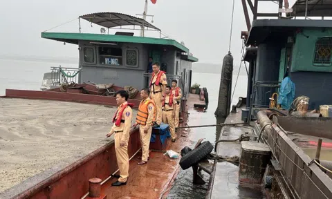 Bắt quả tang tàu hút cát trái phép trên sông Hồng