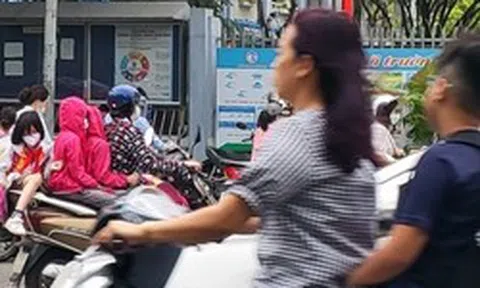 Nhiều phụ huynh Hà Nội không đội mũ bảo hiểm, lượn lách trong giờ tan tầm đi đón con