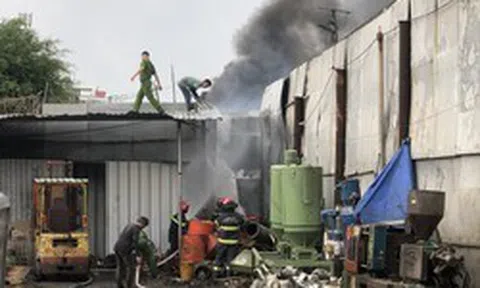 Nhiều người ôm tài sản tháo chạy trong vụ cháy ở quận Bình Tân