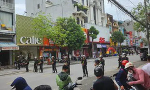 CLIP: Hàng chục cảnh sát xuất hiện trước nhà trùm giang hồ Tuấn "thần đèn" ở Thanh Hóa