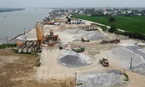 Trạm trộn bê tông, nhà xưởng 'băm nát' hành lang thoát lũ và đê sông Hồng