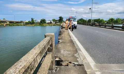 Hình ảnh một cây cầu ở Quảng Nam bất ngờ đứt gãy lan can