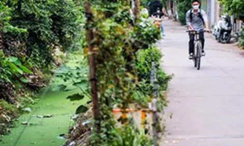 Hàng loạt mương thối bốc mùi giữa Hà Nội, bủa vây người dân