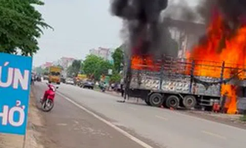 Clip: Xe tải bất ngờ bốc cháy dữ dội, tài xế có hành động dũng cảm khiến người đi đường cảm thán