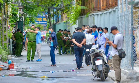 "Ngọn lửa bùng lên quá nhanh rồi bao trùm ngôi nhà cùng khói đen cuồn cuộn"