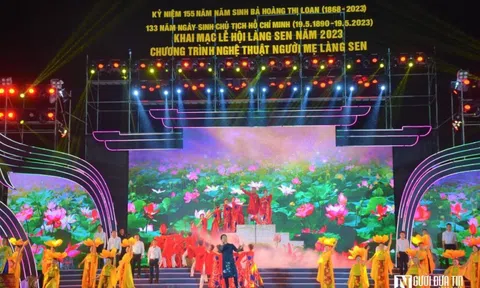 Người dân đội mưa đến xem chương trình nghệ thuật "Người mẹ làng Sen"