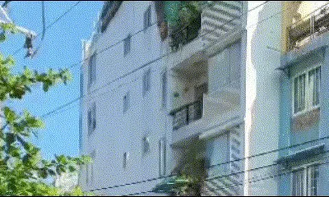 Cháy lớn trong căn nhà 4 tầng, nhiều người ôm tài sản tháo chạy