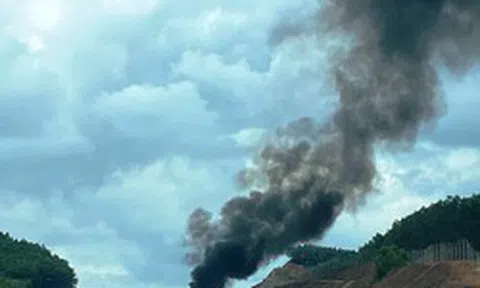 Xe đầu kéo chở hoa quả bốc cháy dữ dội trên cao tốc qua Huế