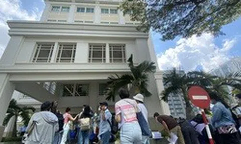 Cả trăm khách hàng đến trụ sở Manulife đòi hủy gói "Tâm an đầu tư"