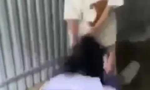 Nữ sinh lớp 7 bị đánh hội đồng, quay clip rồi tung lên mạng