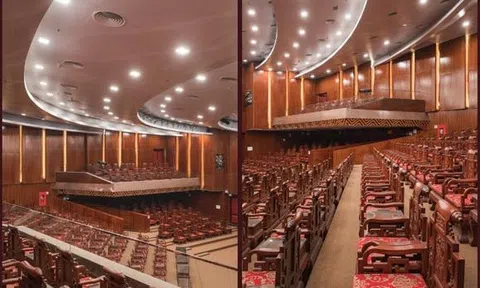 Tranh cãi hàng ghế gỗ "bề thế" trong nhà hát: 526 bàn ghế giá bao nhiêu?