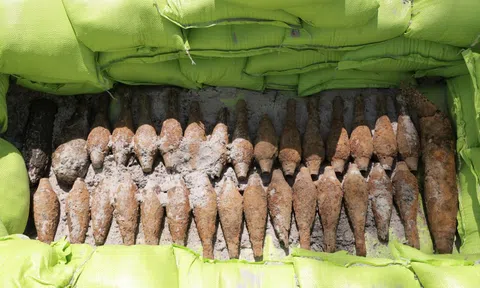 Phát hiện cả một hầm đạn nằm sát bên đường liên thôn