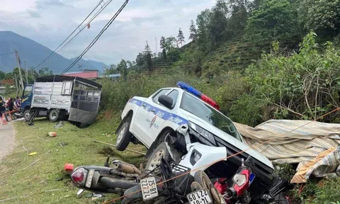 Ôtô CSGT bất ngờ tông vào xe tải và nhiều xe máy dựng bên đường