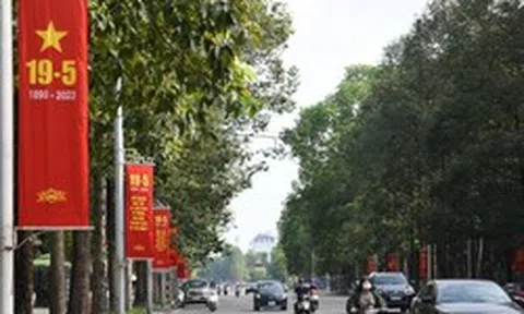 Phố phường Hà Nội rực rỡ cờ hoa chào mừng kỷ niệm 133 năm Ngày sinh Bác Hồ