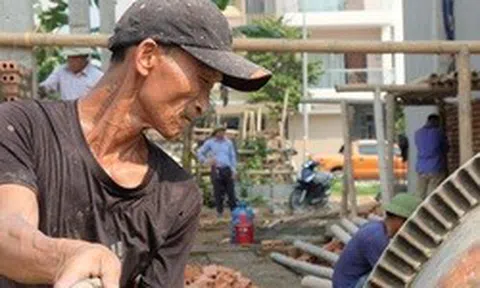 Người lao động mưu sinh dưới tiết trời nắng như đổ lửa