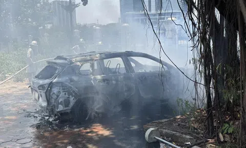 Ôtô bất ngờ bốc cháy dữ dội trong khuôn viên trung tâm TDTT