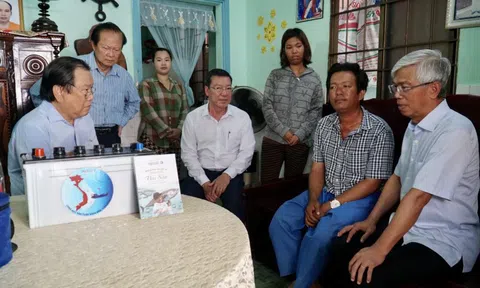 "Cùng ngư dân thắp sáng đèn trên biển" tặng quà cho ngư dân Cần Giờ