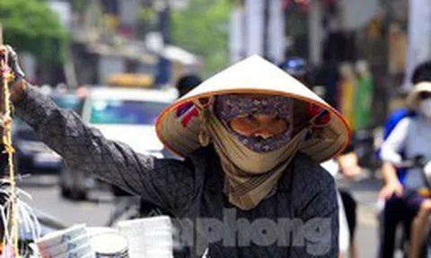 Hà Nội: Người lao động quay quắt dưới nắng nóng như ‘đổ lửa’
