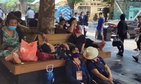 Người bệnh, người nhà mệt mỏi chờ khám dưới cái nắng hơn 40 độ C ở Hà Nội