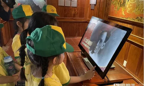 Du khách hào hứng với trải nghiệm công nghệ 4.0 ở khu Di tích Kim Liên