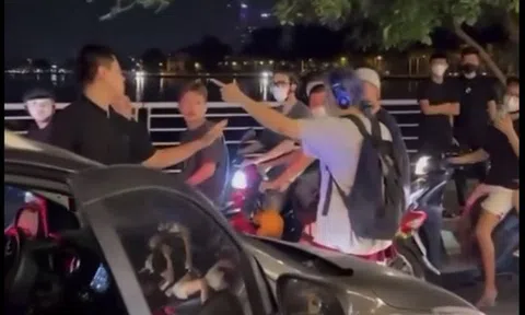 Cô gái trẻ lao ra đường chặn ôtô, đánh nhau với 3 người đàn ông