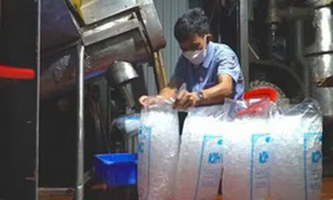 Nắng nóng đỉnh điểm, xưởng đá viên sản xuất 10 tấn đá mỗi ngày vẫn không đủ phục vụ