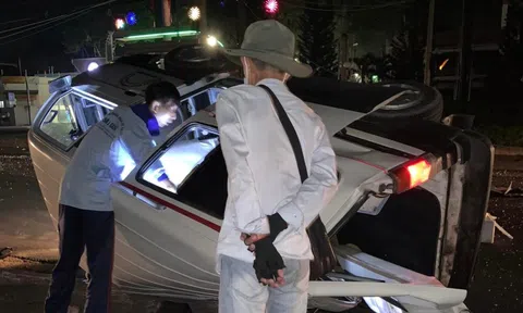 Xe tải tông lật ôtô 7 chỗ, gãy cột điện, gần 9.000 hộ dân ở Đồng Nai mất điện