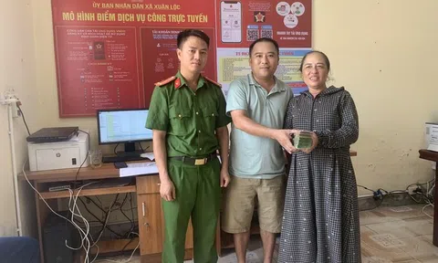 Nhặt được 58 triệu đồng, anh Nguyễn Quốc Tuấn tìm "khổ chủ" để trả lại