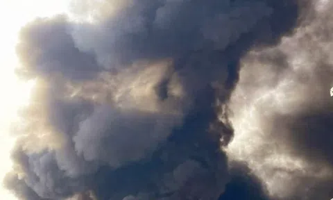 Đồng Nai: Cháy lớn ở xưởng gỗ, cột khói cao hàng trăm mét