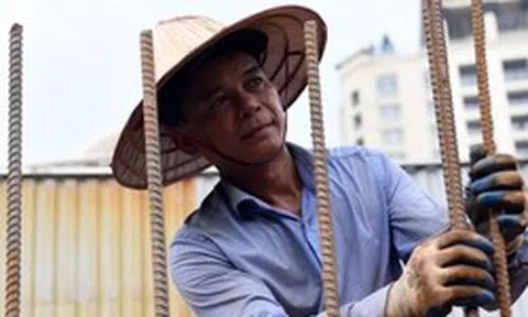 Công nhân căng mình làm việc trong nắng nóng trên công trường mở đường Âu Cơ