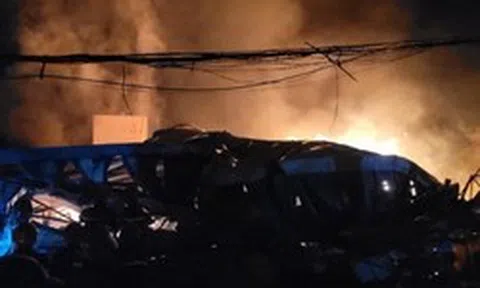 Xưởng gỗ ở Cần Thơ bốc cháy ngùn ngụt trong đêm