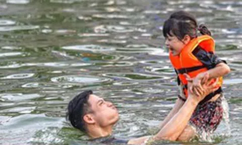 Trời nắng, phụ huynh đưa con nhỏ ra bơi ở ao làng