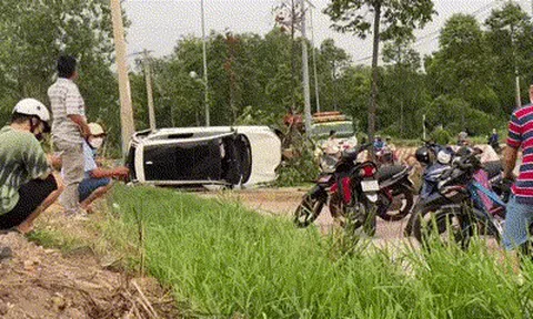 Ôtô lao lên vỉa hè, tông cây xanh bật gốc rồi nhào lộn