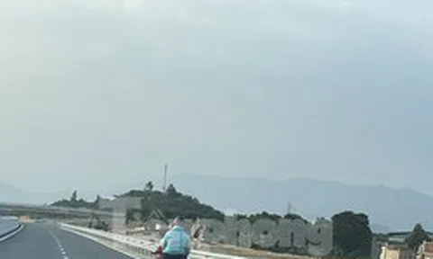 Xe máy chạy ào ào trên cao tốc Nha Trang - Cam Lâm