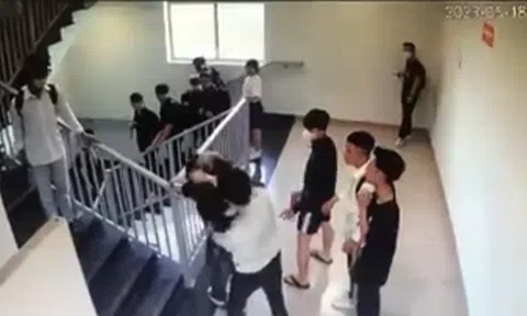Nam sinh viên ĐH FPT hành hung bạn đổ máu trong trong trường