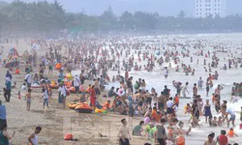 Nắng nóng khốc liệt, hàng vạn người đổ về biển Cửa Lò
