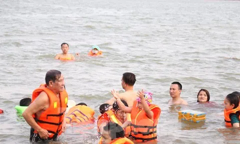 Nắng nóng 40 độ C, người dân đưa con ra sông Lam tắm 'giải nhiệt'