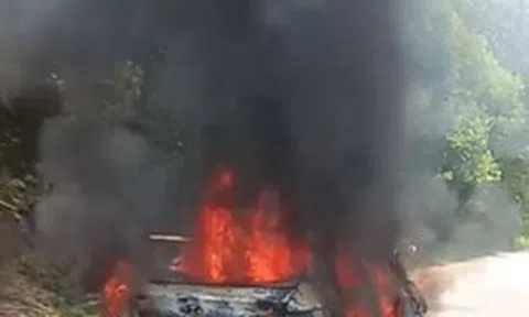 Ô tô quấn rơm, bốc cháy dữ dội trên đường