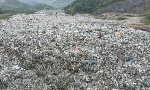 13 hộ dân bị bãi rác khổng lồ 'tra tấn', cầu cứu nhiều năm vẫn chưa được di dời