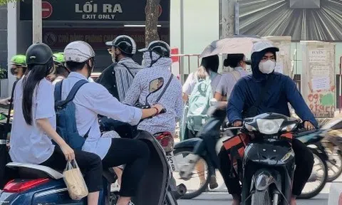 Cầu Giấy (Hà Nội): Xe máy ngang nhiên “lấn chiếm” lối qua đường của người đi bộ