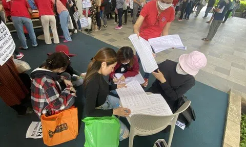 Hàng trăm khách hàng mua bảo hiểm tiếp tục đến trụ sở Manulife khiếu nại