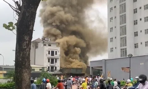 Cháy nhà kho ở Đền Lừ, khói lửa bốc lên ngùn ngụt