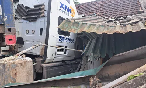 Xe container mất lái tông sập nhà dân